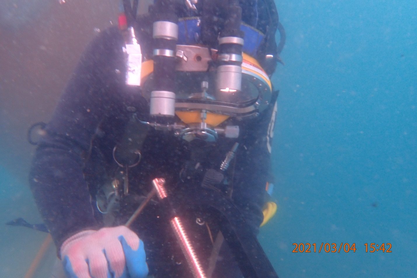 commercial-diver-in-water-survey