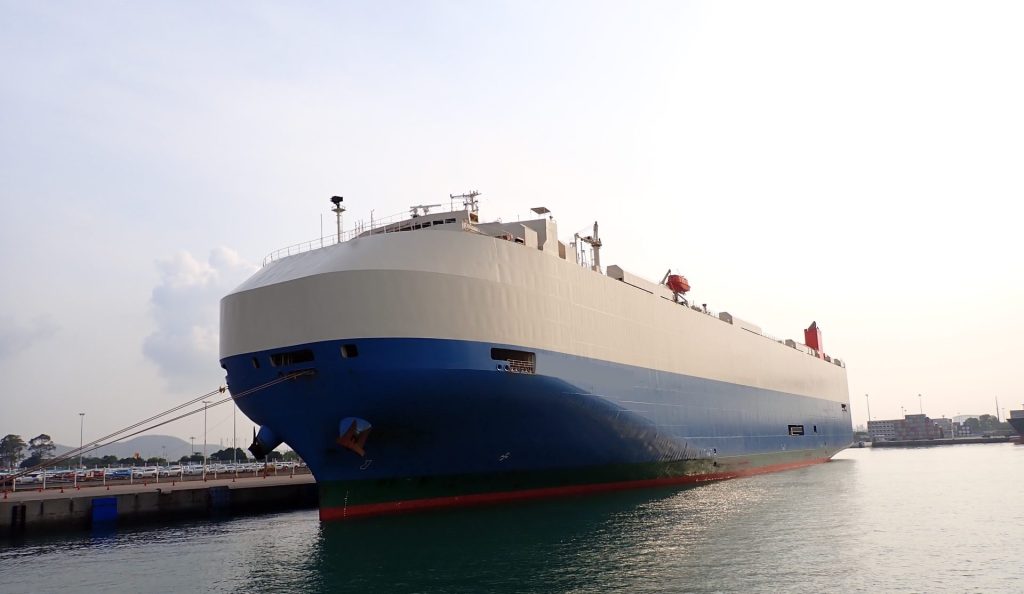 Roro vessel for alongside for loading cars